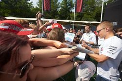 Valtteri Bottas, Mercedes AMG F1, firma autografi ai tifosi