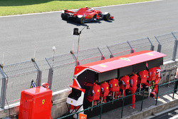 Sebastian Vettel, Ferrari SF71H pasa el muro de Ferrari