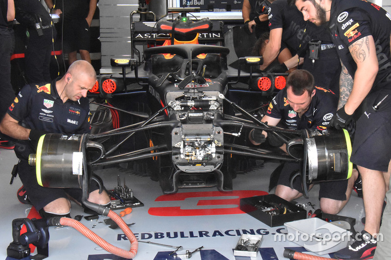 Red Bull Racing RB14 detalle frontal