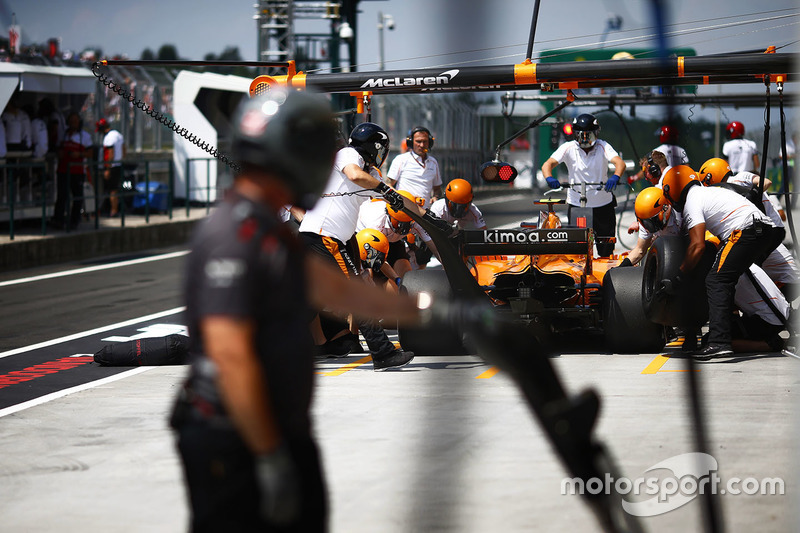Stoffel Vandoorne, McLaren MCL33, dans les stands durant les essais