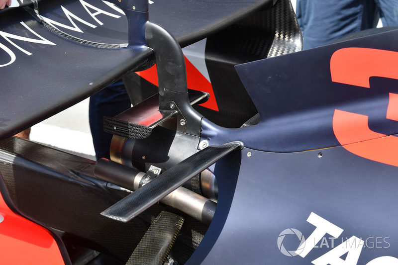 Red Bull Racing RB14 detalhe asa traseira