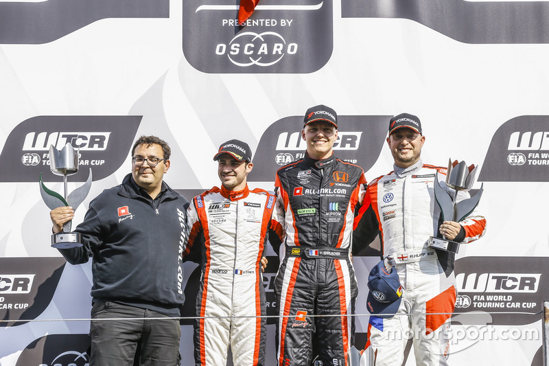 Podio: Race winner Yann Ehrlacher, ALL-INKL.COM Münnich Motorsport Honda Civic Type R TCR, second place Aurélien Comte, DG Sport Competition Peugeot 308TCR, third place Rob Huff, Sébastien Loeb Racing Volkswagen Golf GTI TCR, Dominik Greiner, ALL-INKL.COM Münnich Motorsport
