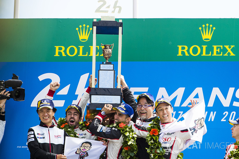 Podio general: Sébastien Buemi, Kazuki Nakajima, Fernando Alonso, Toyota Gazoo Racing