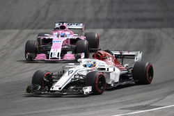 Marcus Ericsson, Sauber C37 et Sergio Perez, Force India VJM11