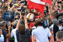 Yarış galibi Sebastian Vettel, Ferrari, parc ferme
