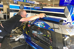 meccanico a lavoro per riparare l'abitacolo della Cetilar Villorba Corse Dallara P217 Gibson #47