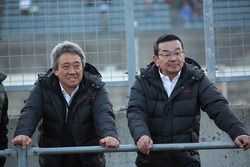 Presidente Takahiro Yachi y Masashi Yamamoto Gerente de Deportes de Motor