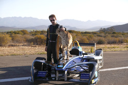 Jean-Eric Vergne al fianco di un ghepardo