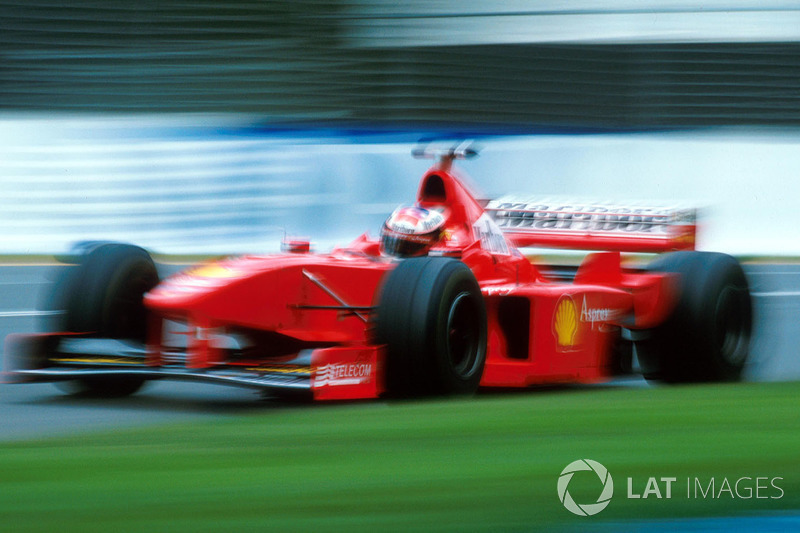 На пятом круге McLaren лишилась главного соперника: у Михаэля Шумахера отказал мотор. Немцу оставалось лишь с досадой выкинуть руль