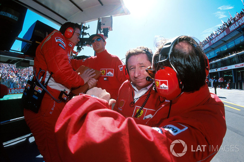 Personal del equipo Ferrari en el muro de boxes: Ross Brawn, director técnico de Ferrari, Michael Sc