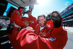Ferrari personeli pit duvarında: Ross Brawn, Ferrari Teknik Direktörü, Michael Schumacher, Ferrari v