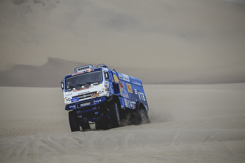 #500 Team Kamaz Master: Eduard Nikolaev, Evgeny Yakovlev, Vladimir Rybakov