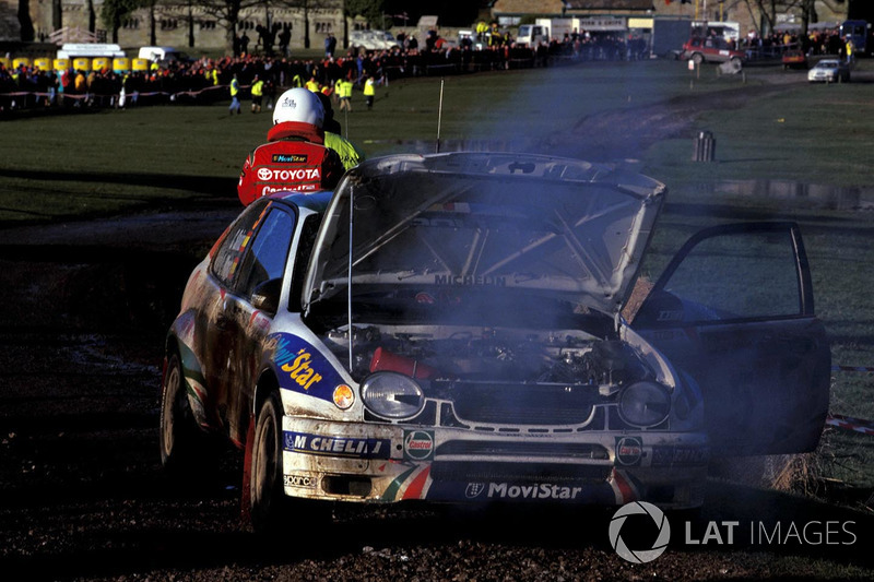 El Toyota Corolla de Carlos Sainz, Luis Moya después de fallar por yardas en la línea de llegada en el parque de Margam, perdiendo Sainz y Moya el Campeonato mundial de Rally de 1998