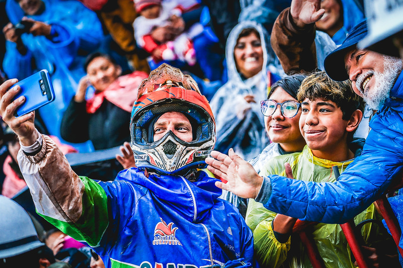 Pilotos se toman una selfie con los fans
