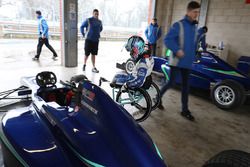 Billy Monger en su coche de carreras regreso a probar el Carlin MSV Fórmula 3