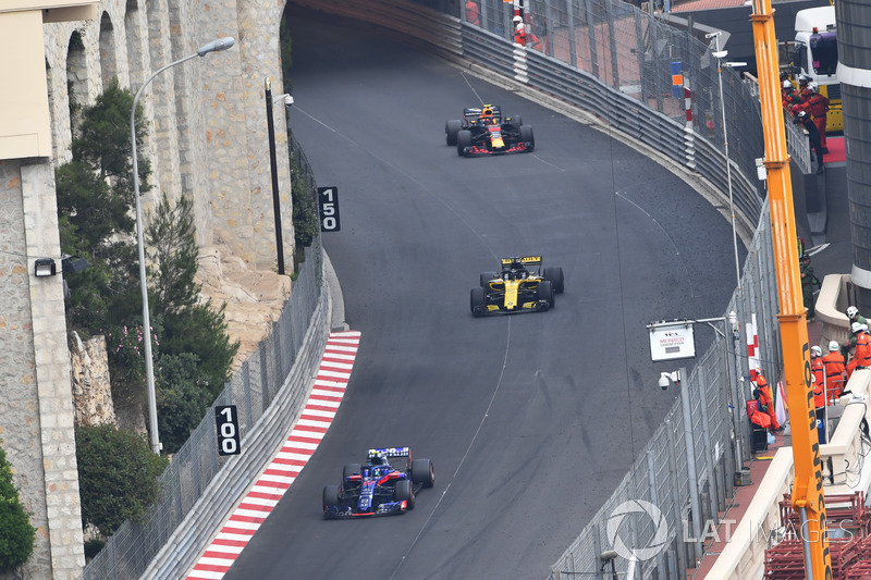 Pierre Gasly, Scuderia Toro Rosso STR13 precede Nico Hulkenberg, Renault Sport F1 Team R.S. 18