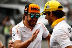 Carlos Sainz Jr., Renault Sport F1 Team, and Fernando Alonso, McLaren