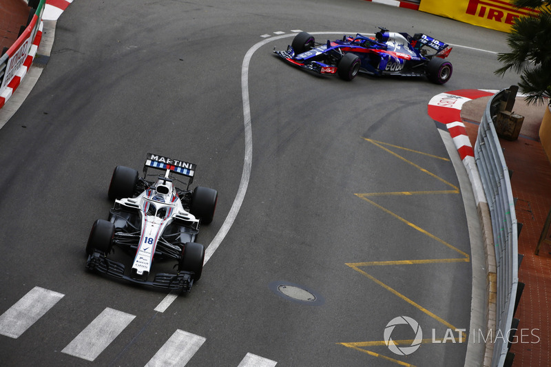 Lance Stroll, Williams FW41, za nim Brendon Hartley, Toro Rosso STR13