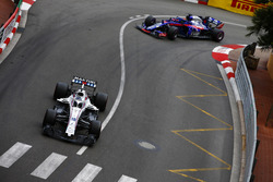 Lance Stroll, Williams FW41, delante de Brendon Hartley, Toro Rosso STR13
