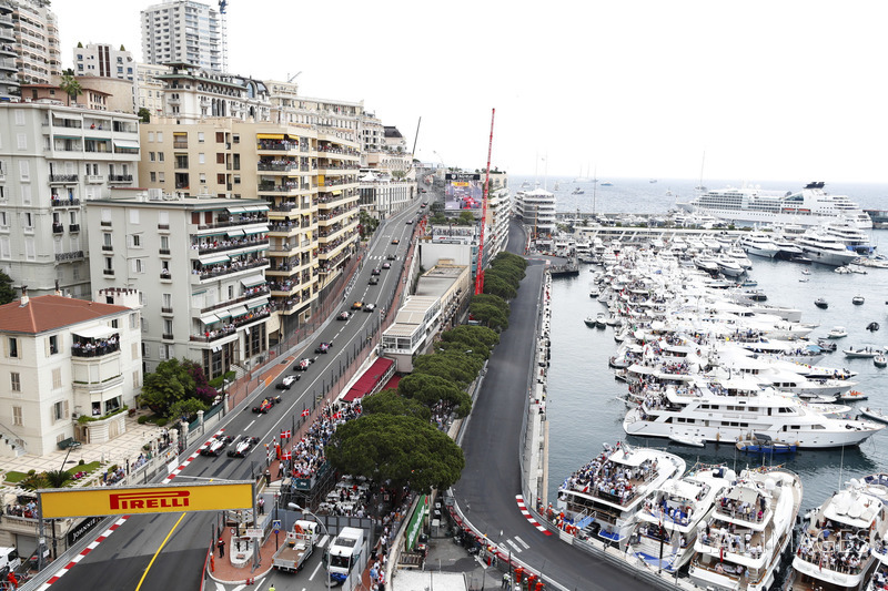 Kevin Magnussen, Haas F1 Team VF-18, et Romain Grosjean, Haas F1 Team VF-18, suivent Max Verstappen, Red Bull Racing RB14