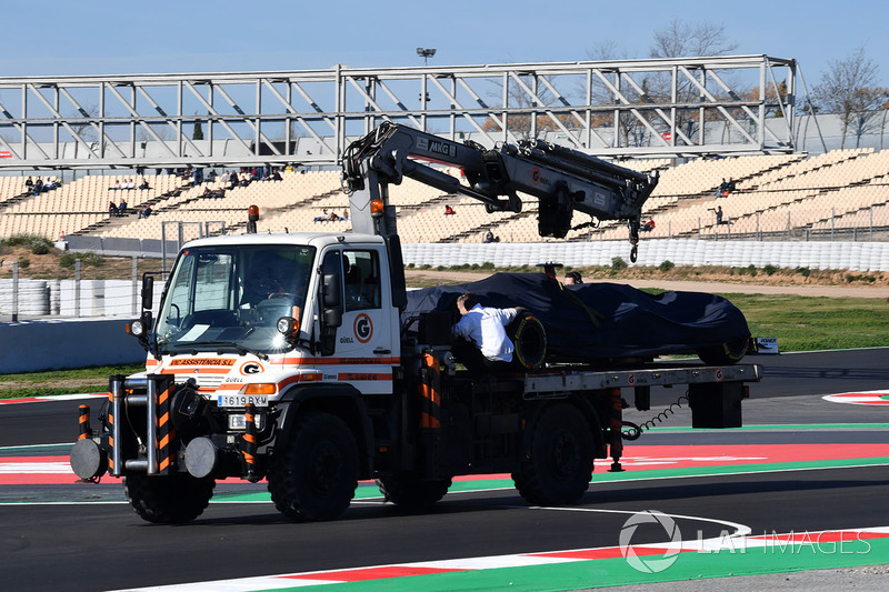 El coche de Charles Leclerc, Alfa Romeo Sauber C37 es llevado a los boxes