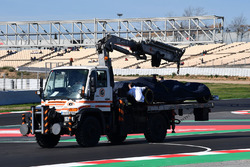 El coche de Charles Leclerc, Alfa Romeo Sauber C37 es llevado a los boxes