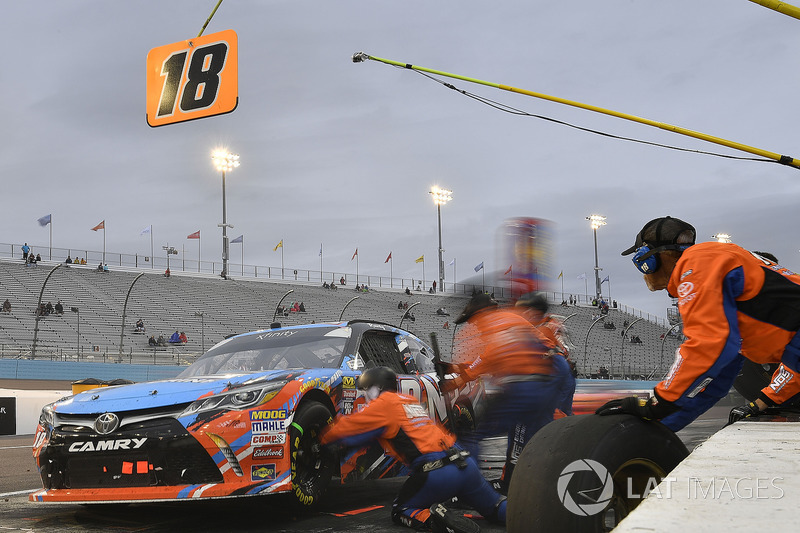 Kyle Busch, Joe Gibbs Racing, Toyota Camry NOS