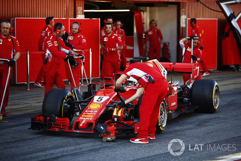 Sebastian Vettel, Ferrari, para fuera de su garaje