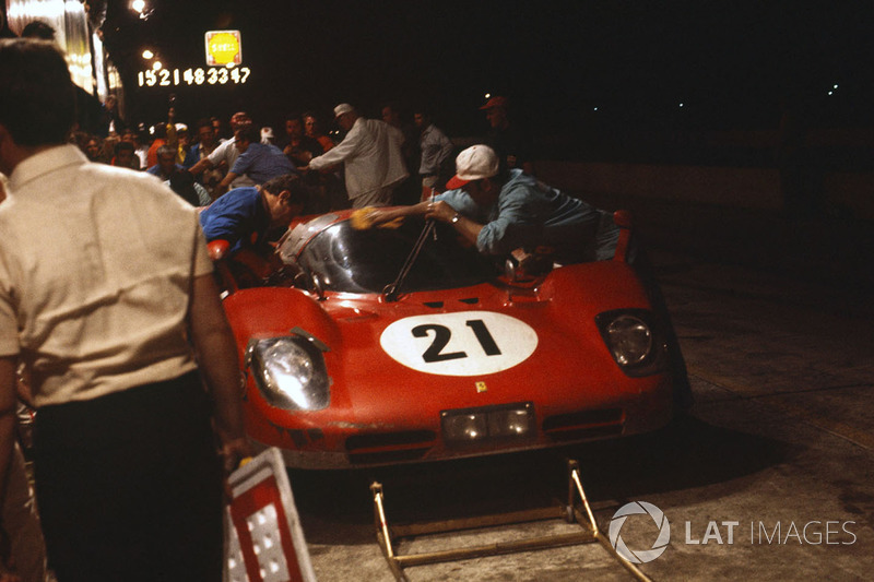 Ignazio Giunti, Nino Vaccarella, Ferrari 512S in the pits