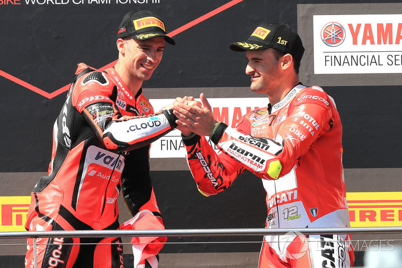 Podium: pemenang balapan Marco Melandri, Aruba.it Racing-Ducati SBK Team, finis ketiga Xavi Fores, Barni Racing Team