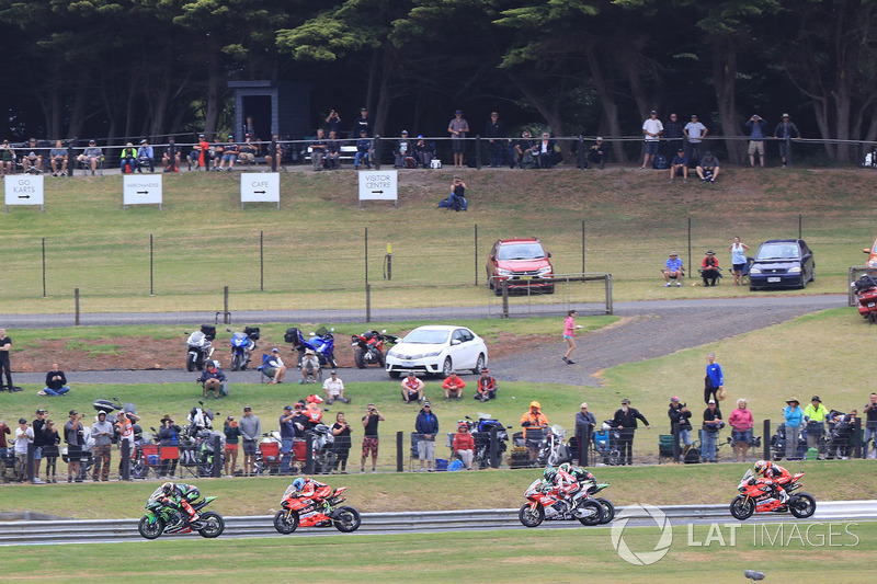 Jonathan Rea, Kawasaki Racing leads race start