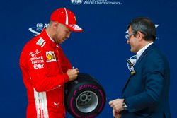 Sebastian Vettel, Ferrari, tekent zijn Pole Position award