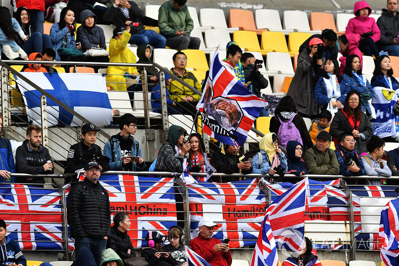 Lewis Hamilton, Mercedes-AMG F1 fans and banners