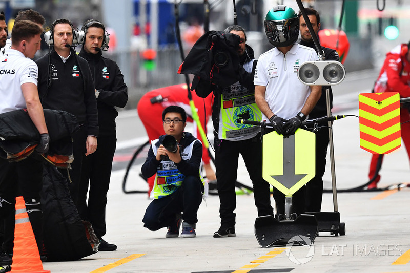 Mercedes-AMG F1 W09 EQ Power pit box