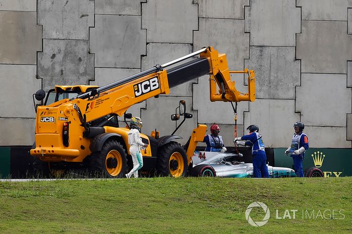 Lewis Hamilton, Mercedes-Benz F1 W08  choca en la Q1