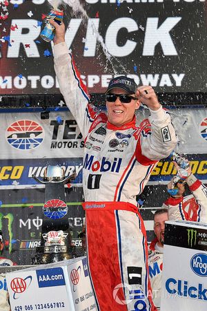 Race winner Kevin Harvick, Stewart-Haas Racing Ford