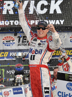 Ganador de la carrera Kevin Harvick, Stewart-Haas Racing Ford