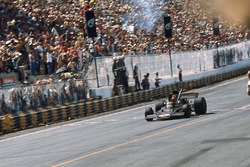 Emerson Fittipaldi, Lotus 72D crosses the finish line