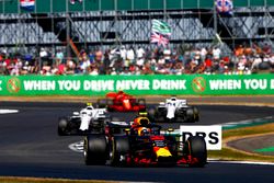 Max Verstappen, Red Bull Racing RB14, voor Sergey Sirotkin, Williams FW41