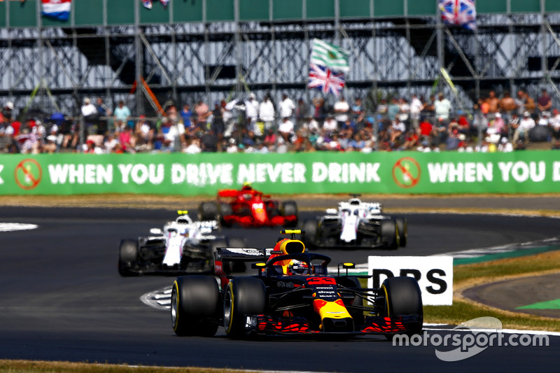 Max Verstappen, Red Bull Racing RB14, precede Sergey Sirotkin, Williams FW41
