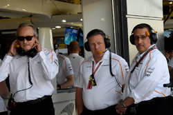 Mansour Ojjeh, McLaren, Zak Brown, McLaren Racing CEO ve Sheikh Mohammed bin Essa Al Khalifa, McLaren Hissedarı