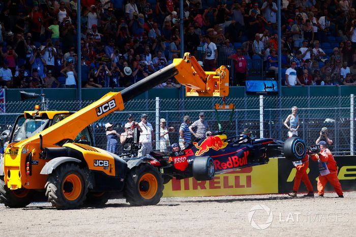 Comisarios retiran el coche de Max Verstappen Red Bull Racing RB14