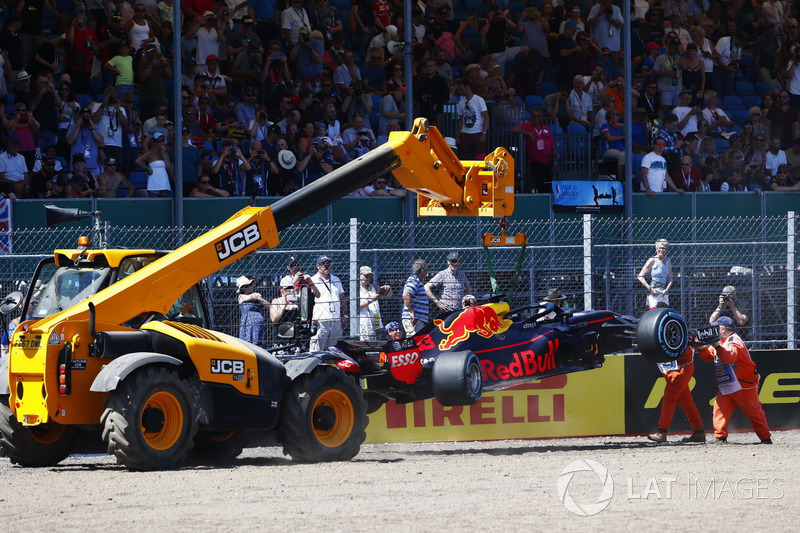 Marshals mengangkat mobil Red Bull Racing RB14 milik Max Verstappen
