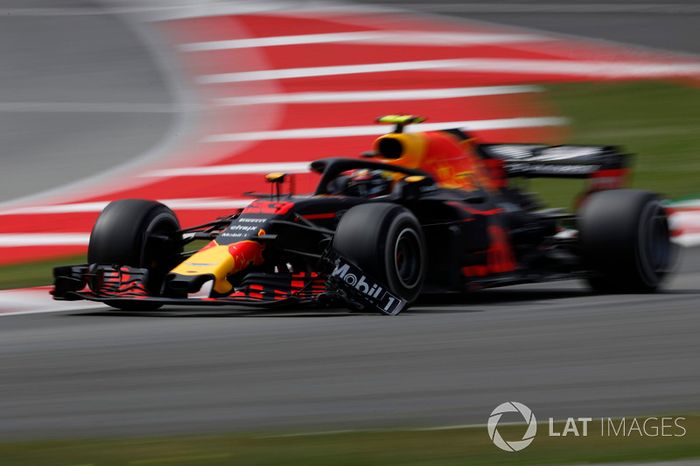 Max Verstappen, Red Bull Racing RB14 con un alerón delantero roto