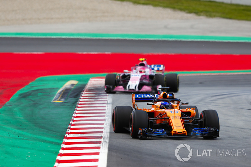 Fernando Alonso, McLaren MCL33, Esteban Ocon, Force India VJM11
