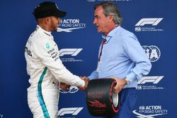 Ganador de la pole Lewis Hamilton, Mercedes-AMG F1 recibe el trofeo de Pirelli Pole Position de parte de Carlos Sainz