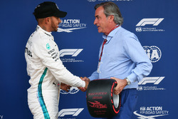 Ganador de la pole Lewis Hamilton, Mercedes-AMG F1 recibe el trofeo de Pirelli Pole Position de parte de Carlos Sainz
