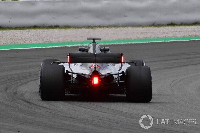 Lewis Hamilton, Mercedes-AMG F1 W09 con luces en el alerón trasero