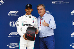 Lewis Hamilton, Mercedes AMG F1, viert de pole met Carlos Sainz