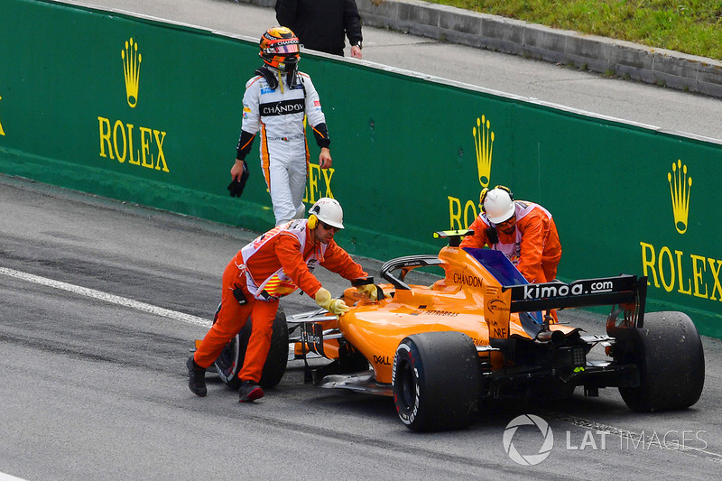 Race retiree Stoffel Vandoorne, McLaren MCL33